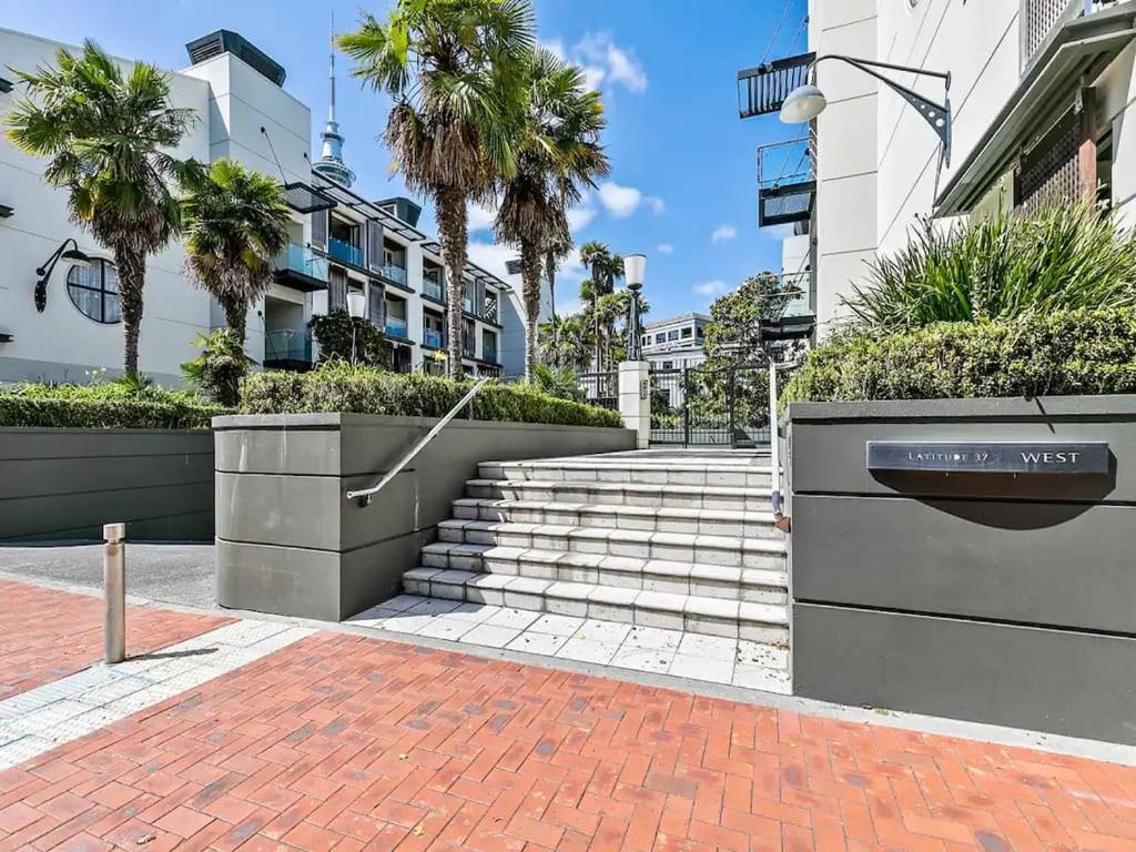 Viaduct Duplex - Free Parking Location